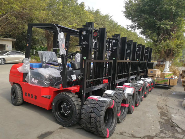 叉車?yán)系每欤坎煌A段的叉車保養(yǎng)你要注意！