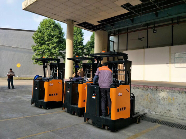 東莞美時(shí)家具-杭州叉車1.5噸前移式站駕-東莞叉車 東莞美時(shí)家具-杭州叉車1.5噸前移式站駕-東莞叉車