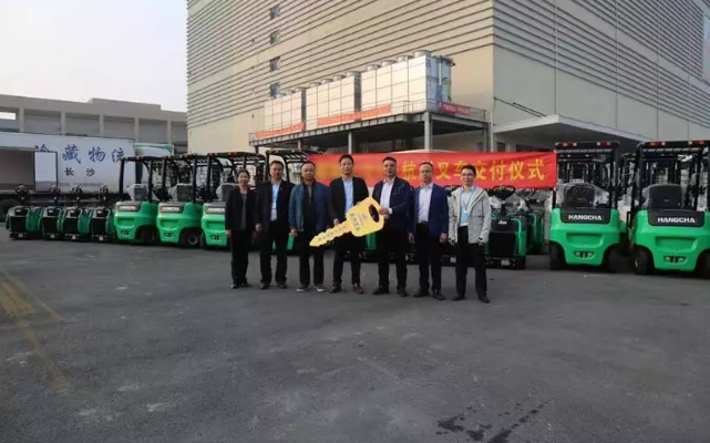 【強(qiáng)勢】杭叉集團(tuán)交付湖南某大型冷庫58臺鋰電池叉車！