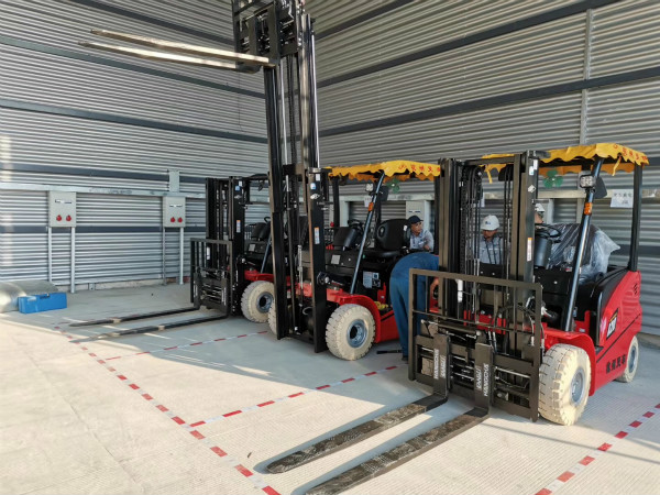 【漲知識(shí)】電動(dòng)叉車的堆垛是怎么操作的？