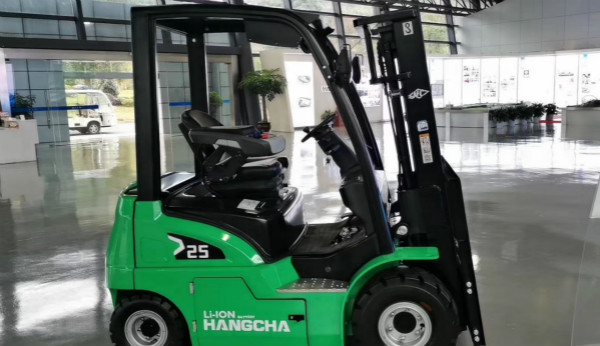 電動(dòng)叉車(chē)買(mǎi)鋰電的還是鉛酸的？當(dāng)然是鋰電的！