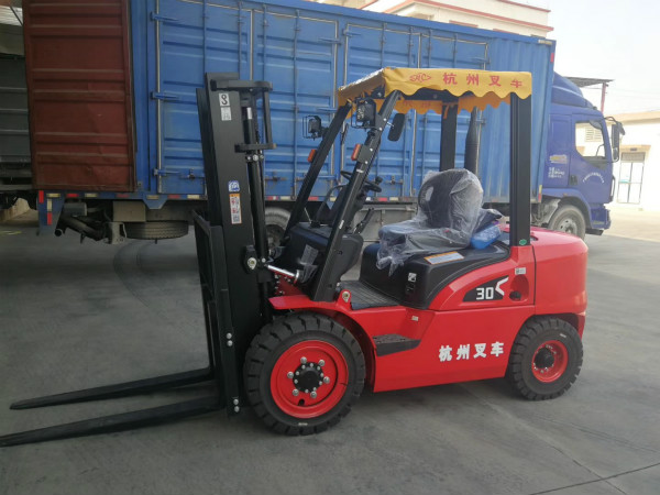 【干貨】買叉車，選實(shí)心胎還是充氣胎？