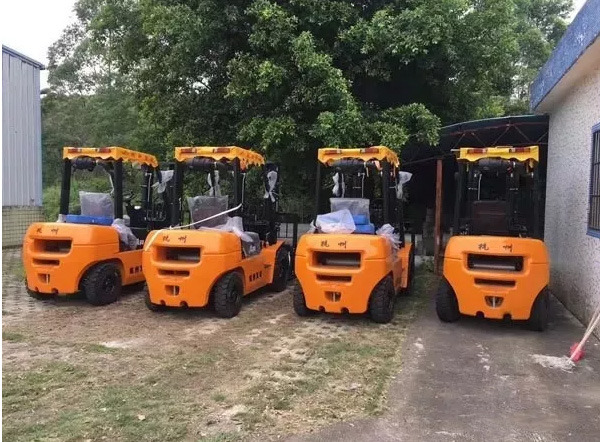 【叉車操作小知識(shí)】?jī)?nèi)燃叉車要怎么換擋？